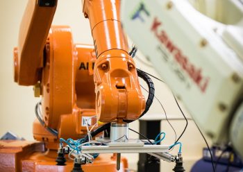 Nowe trendy w przemyśle: Automatyzacja i robotyka - Kształtowanie przyszłości produkcji