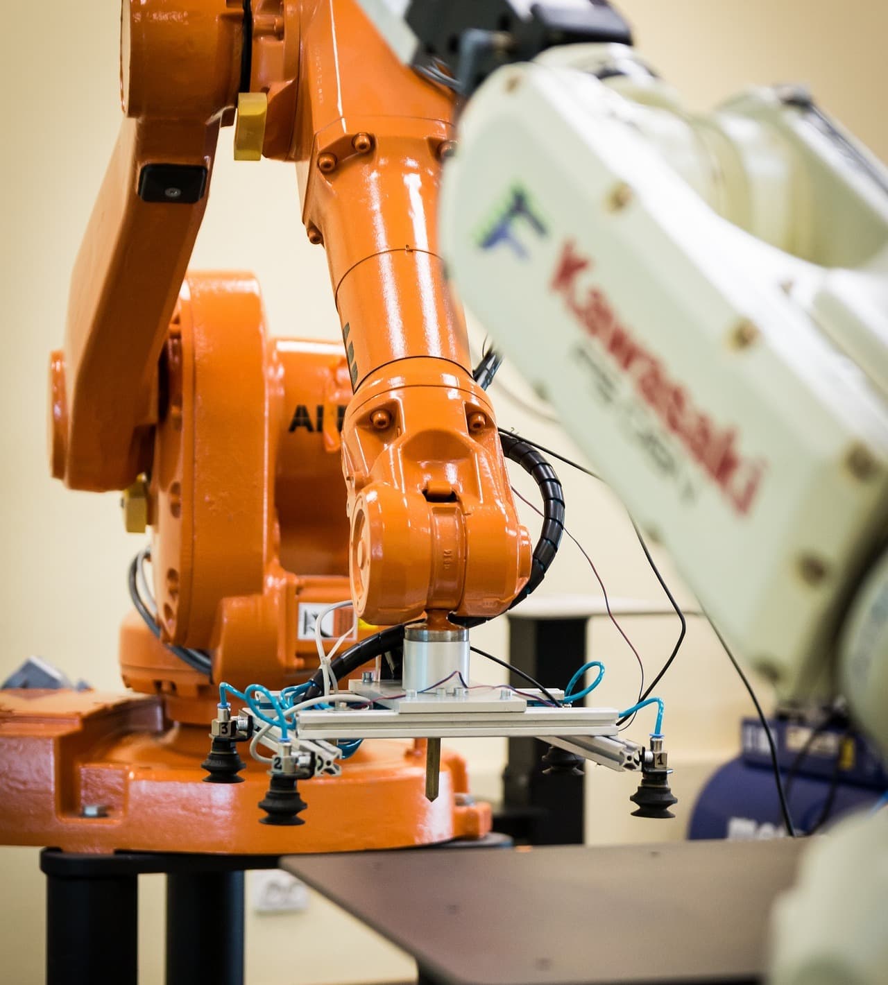 Nowe trendy w przemyśle: Automatyzacja i robotyka – Kształtowanie przyszłości produkcji