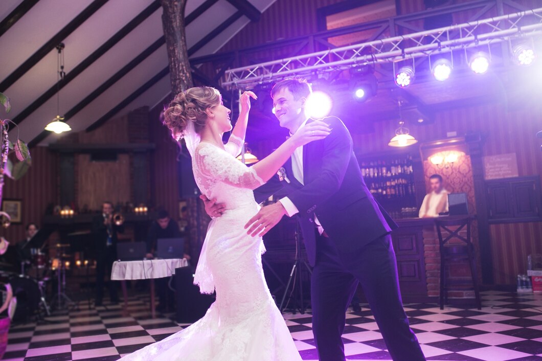 Jak nauka pierwszego tańca może wzbogacić twoje doświadczenie weselne – perspektywa instruktora