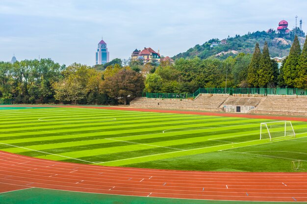 Jak sportowe nawierzchnie wpływają na jakość budowy obiektów rekreacyjnych